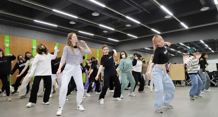 세종대 국제교육원 댄스동아리 신입생 환영회에서 한국어 연수과정 재학생들이 김세아 교수와 함께 K-POP 댄스를 배우며 즐거운 시간을 보내고 있다.(사진=세종대 제공)