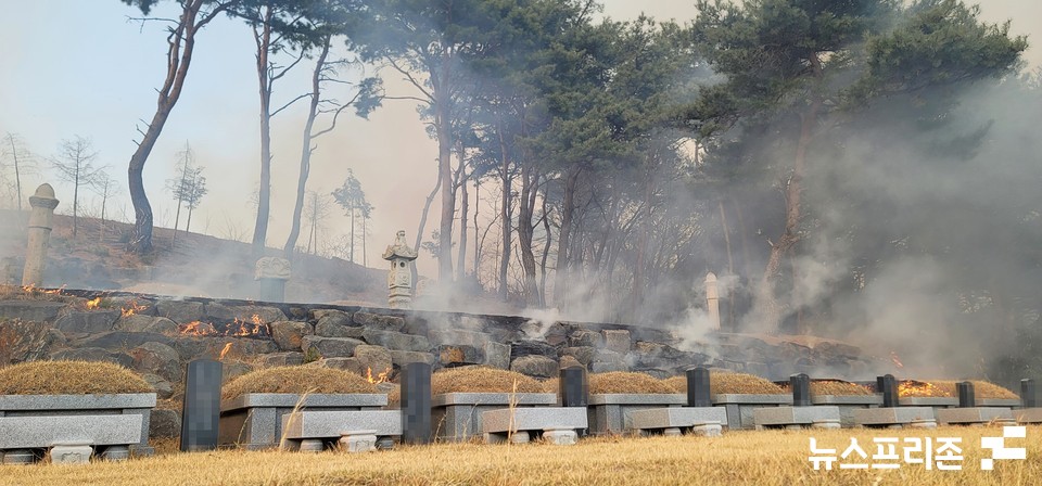 2일 오후 1시 42분쯤 충남 보령시 청라면 내현리에서 산불이 발생한 가운데 인근 묘가 불에 타고 있다.(사진=박성민기자)