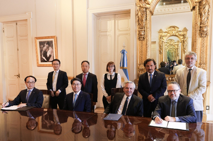 최정우 포스코그룹 회장(첫 번째 줄 왼쪽에서 두 번째)이 페르난데스 (Alberto Fernandez) 아르헨티나 대통령을 만나 부산엑스포 유치 지지를 당부했다.