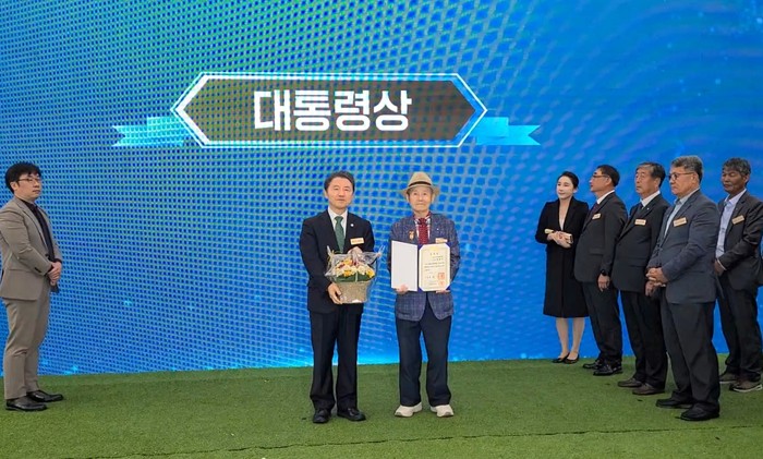 박정수(사진 오른쪽) 대통령상 수상 (사진- 함양군)