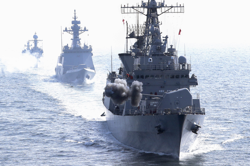 서해상에서 실시한 해군2함대 해상기동훈련에서 해군 함정들이 제2연평해전 교전 시각인 오전 10시 25분에 맞춰 함포사격을 하고 있다. (사진=연합뉴스)