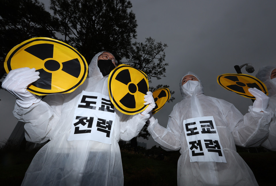 6일 오전 서울 용산 대통령집무실 앞에서 한국YWCA 연합회 회원들이 후쿠시마 오염수 방류 저지 촉구 집회를 하고 있다.(사진=연합뉴스)