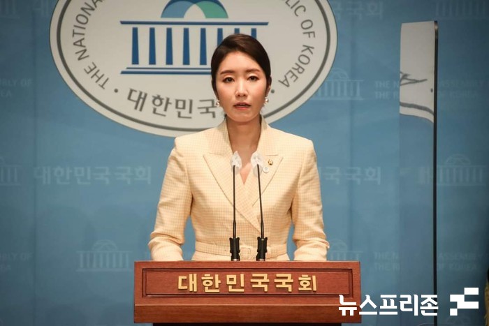 강선우 더불어민주당 대변인이 국회 소통관에서 브리핑을 하고 있다.(사진=최문봉 기자)