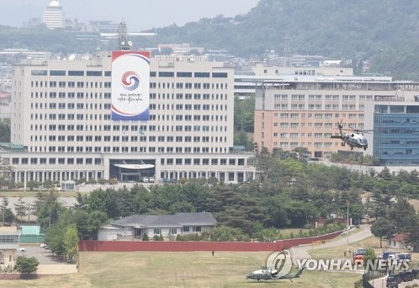 미국 정보기관이 용산 대통령실을 상대로 불법적인 도·감청을 했다고 '뉴욕타임스'가 전격 보도하며 파장이 일고 있다. 이를 두고 새 정부 출범을 앞두고 강행한 대통령실 이전 과정이 문제로 지목됐는데, 기존 보안시설이 잘 된 청와대를 급히 떠나면서 제기됐던 문제가 1년도 채 지나지 않아 터졌다는 지적이다. (사진=연합뉴스)
