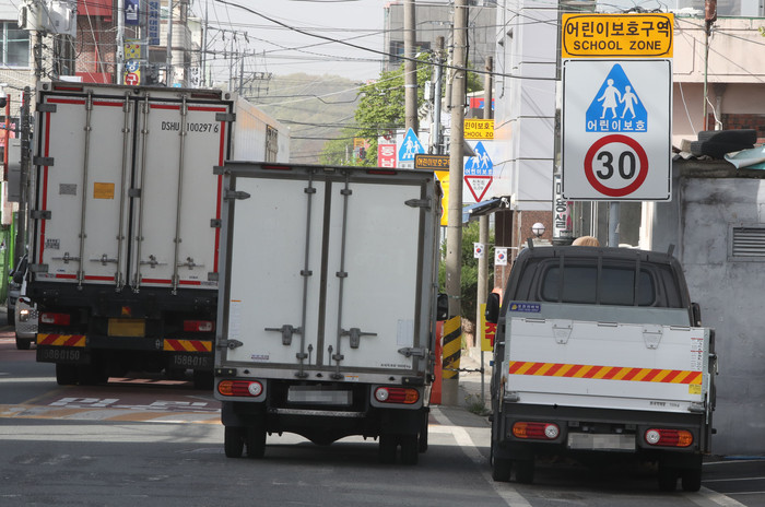12일 오전 대전 대덕구 오정동의 한 어린이보호구역(스쿨존)이 이동하거나 주·정차 중인 트럭들로 붐비고 있다.