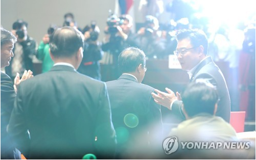 자유한국당 홍준표 대표(가운데 뒷모습)가 13일 오후 청와대 영수회담을 보고하기 위해 국회에서 열린 의원총회에 참석하고 있다. 2018.4.13