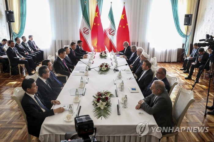 사진: 지난 4일(현지시간) 중앙아시아의 키르기스스탄 수도 비슈케크에서 열린 상하이협력기구(SCO) 정상회의를 계기로 시진핑(왼쪽 가운데) 중국 국가주석과 하산 로하니(오른쪽 가운데) 이란 대통령이 회동하고 있다.
