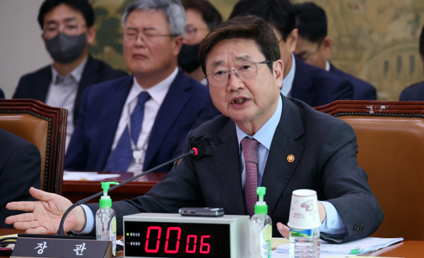 박보균 문화체육관광부 장관이 10·29 이태원 참사 보도사진에 대해 '행운'이라는 실언 논란으로 구설수에 오르자 '더불어민주당의 왜곡·변질이자 치졸한 음해'라고 맞받았다. (사진=연합뉴스)