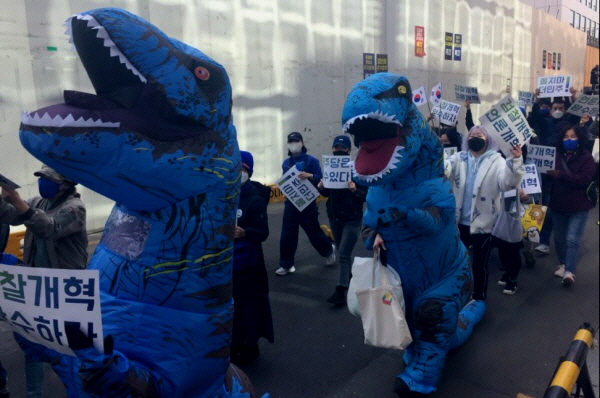 이동형 대표는 "이재명 대표가 늘 말하는 게 '위기를 기회로', 이 위기를 기회로 삼아서 대의원제 싹 없애고 당원들 말 하나씩 다 들어보겠다. 64(대의원)대 1(권리당원)이 아니고 1대1로 들어보겠다. 이렇게 하면 박수 다 친다"고 단언했다. (사진=고승은 기자)