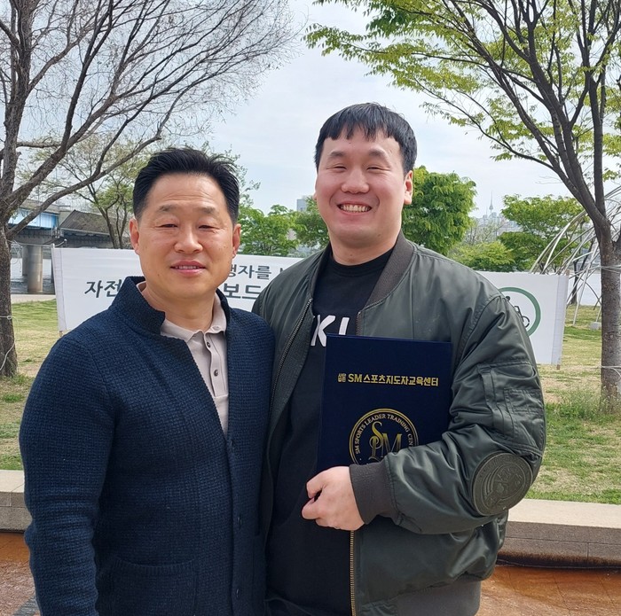 홍성민 대표와 김주원관장(우측)