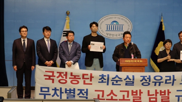 '박근혜 국정농단' 당사자로 복역 중인 최순실(최서원)씨와 그의 딸이자 이화여대 입학비리 당사자인 정유라씨가 자신들을 비판하는 댓글을 작성한 이들에게 고소고발을 남발, 1건당 최대 200만원씩 합의금을 요구하고 있는 것으로 알려졌다. 이에 이들 모녀에게 고소를 당한 이들은 자신이 겪었던 사례들을 국회에서 공개적으로 진술했다. (사진=문진석 의원 페이스북)