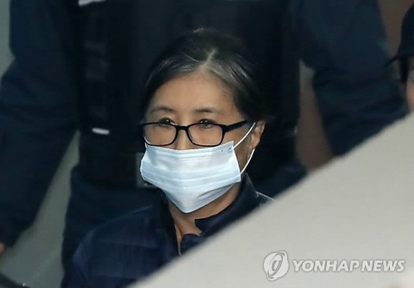 전병덕 변호사는 "국민의 분노를 유발시킨 장본인들이 오히려 자신을 비판한 댓글을 지적하며 형사 고소고발을 하고 합의금을 요구하는 것이 과연 정의로운지 되짚어보지 않을 수 없었으며 최순실의 이와 같은 행위가 맞다고 동의해줄 국민은 거의 없을 것"이라고 직격했다. 최순실(최서원)씨의 모습. (사진=연합뉴스)