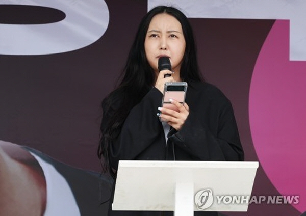 정유라씨는 자신의 SNS를 통해 "국민 절반이 고소감이어도 전 끝까지 간다. 고소당한 분들은 마음의 준비하라”며 "변호사비 구걸을 해서라도 민사소송까지 다 하겠다"라고 목소릴 높인 바 있다. (사진=연합뉴스)