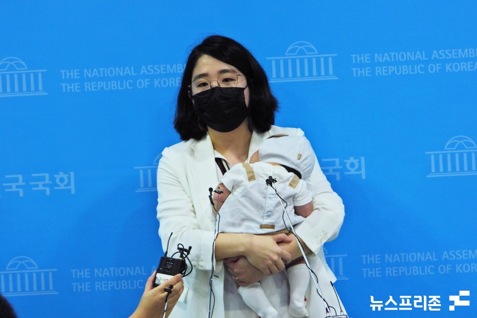 용혜인 기본소득당 의원이 지난 2021년 7월 5일 생후 59일 된 아기와 함께 등원해 국회 소통관에서 '국회 아이 동반법'(개정안) 통과를 촉구한 뒤 기자들의 질문에 답하고 있다. (사진=김정현 기자)