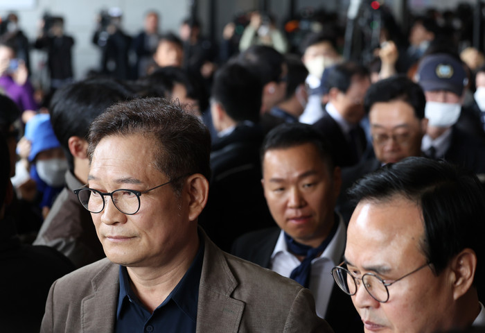 '좌절'된 자진출두= 더불어민주당의 '2021년 전당대회 돈 봉투 의혹'과 관련해 금품 살포의 최종 수혜자로 지목된 송영길 전 대표가 5월 2일 오전 서초동 서울중앙지검에서 돌아나오고 있다.