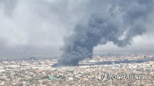 수단 하르툼서 피어오르는 연기구름= 지난 1일(현지시간) 수단 수도 하르툼 시내에서 검은 연기구름이 피어오르고 있다. 수단에서는 정부군과 준군사조직(RSF)이 지난 15일부터 무력 충돌해 지금까지 사망자가 5백명을 넘어섰다.