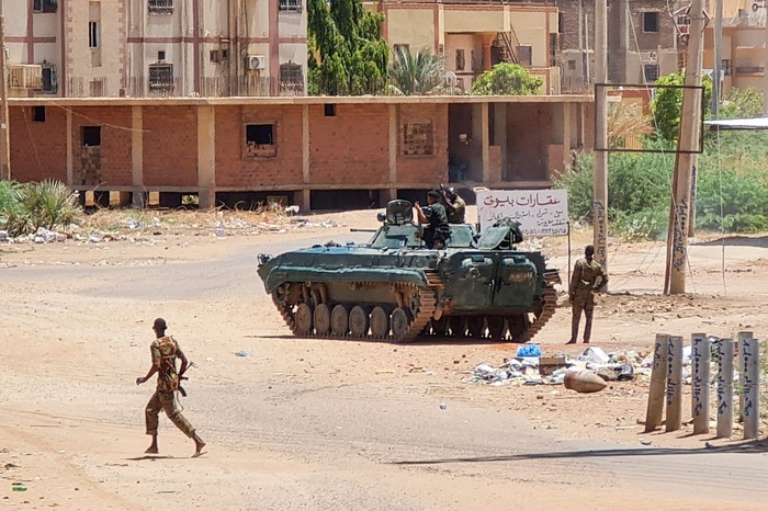 수단 수도 하르툼 거리에 배치된 정부군 탱크