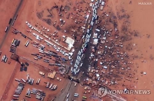 수단-이집트 국경에 있는 검문소에 피란민을 태운 버스가 몰려 있는 모습