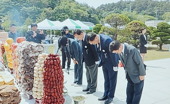 김진하 양양군수와 유관기관.단체장이 분향후 참배하고 있다.