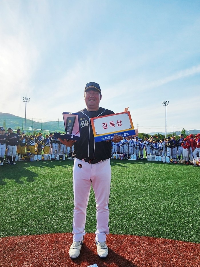 보령시 유소년야구선수단 신창호 감독이 최우수 감독상을 받았다.(사진= 보령시체육회)