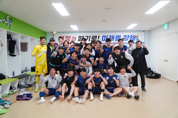 FC충주 선수들이 경기에서 이긴 승리의 기쁨을 만끽하며 기념 촬영을 하고 있다.(사진 FC충주 제공)