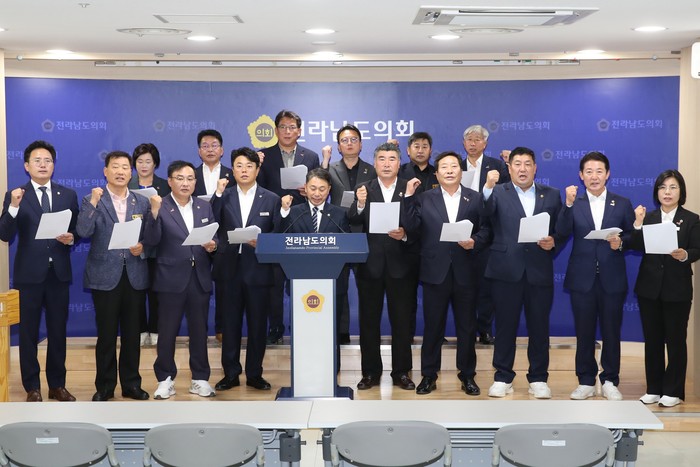 전남도의회 의원들이 한국에너지공대 출연금 재검토 강력 규탄 성명서를 발표하고 있다. (사진=도의회)