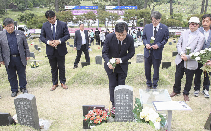 김관영 도지사는 5·18민주화운동 제43주년을 맞아 국립 5·18민주묘지와 민족민주열사 묘역을 참배했다.(사진-전북도청)