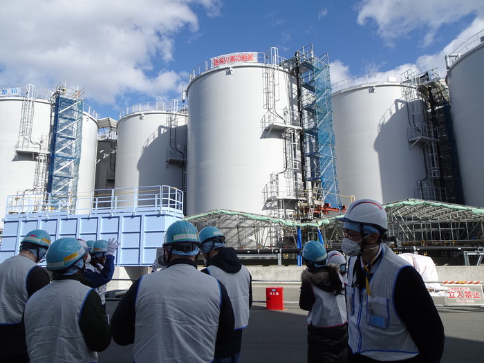 도쿄전력 관계자들이 지난 2일 후쿠시마 제1원자력발전소에서 외신 기자들에게 오염수 저장탱크를 설명하고 있다. 2023.2.6  ⓒ 연합뉴스