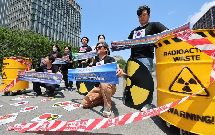 사진:  환경보건시민센터 회원들이 19일 서울 종로구 광화문광장에서 열린 G7 후쿠시마 원전 오염수 투기 반대의사 촉구 기자회견에서 팻말을 들고 있다. 2023.5.19
