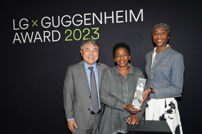 (왼쪽부터) LG전자 북미지역대표 윤태봉 부사장, 스테파니 딘킨스, 나오미 벡위스(Naomi Bechwith) 구겐하임 수석 큐레이터가 'LG 구겐하임 어워드'(LG GUGGENHEIM Award) 수상 기념사진을 촬영하고 있다. (사진=LG전자)