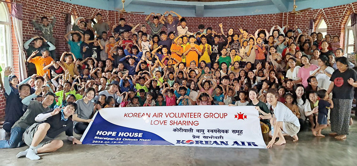 대한항공 사내봉사단 회원들이 네팔 치트완 지역 어린이보육원에서 봉사활동을 진행했다. (사진=대한항공)