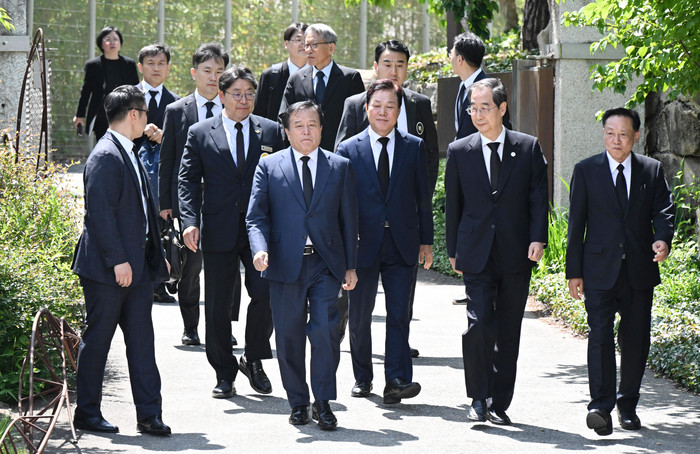 박완수 경남지사가 23일 노무현 前 대통령 서거 14주기 추도식에 참석하기 위해 한덕수 국무총리 일행과 함께 봉하마을로 들어가고 있다. (사진=경남도)