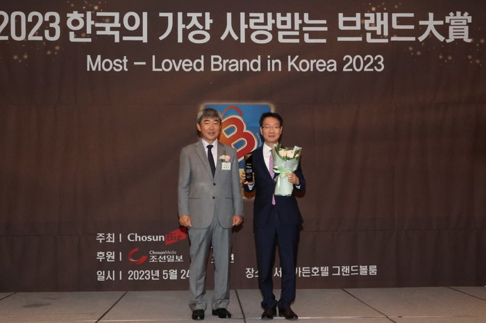 권혁원 포항시 일자리경제국장(사진 오른쪽)이 '이차전지 선도도시 부문 한국의 가장 사랑받는 브랜드 대상'을 수상하고 있다.(사진=포항시)