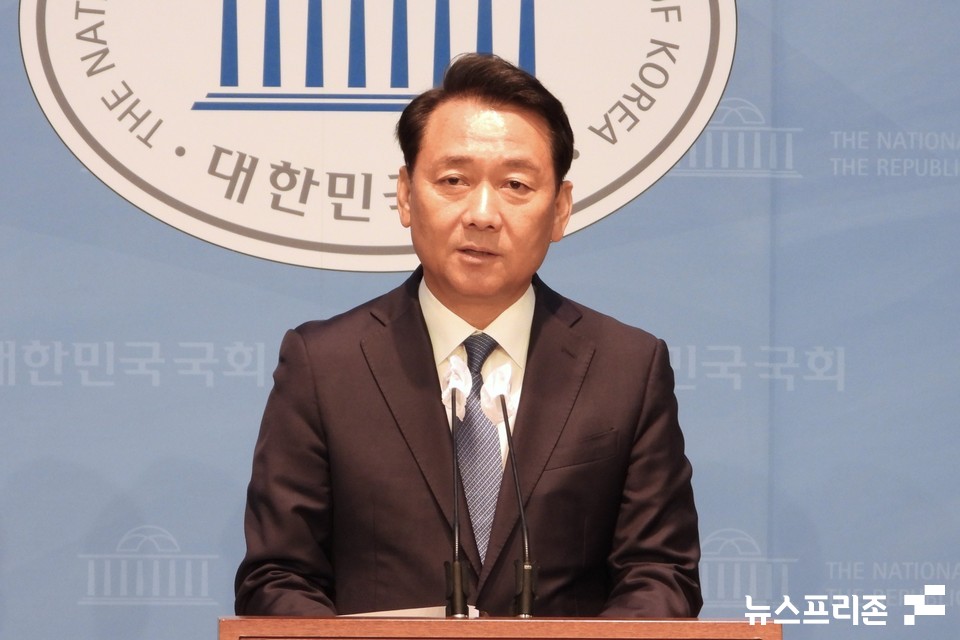 이광재 국회사무총장이 25일 서울 여의도 국회 소통관에서 위메이드 직원의 국회 출입기록 관련 기자회견을 하고 있다. (사진=김정현 기자)