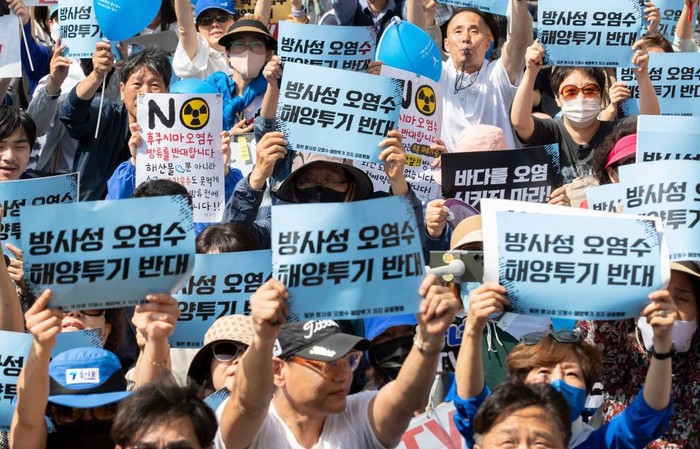 지난 20일 서울에서 후쿠시마 방사능 오염수 해양 방류 반대 시위를 하고 있는 한국 시민들. (사진/신화통신)