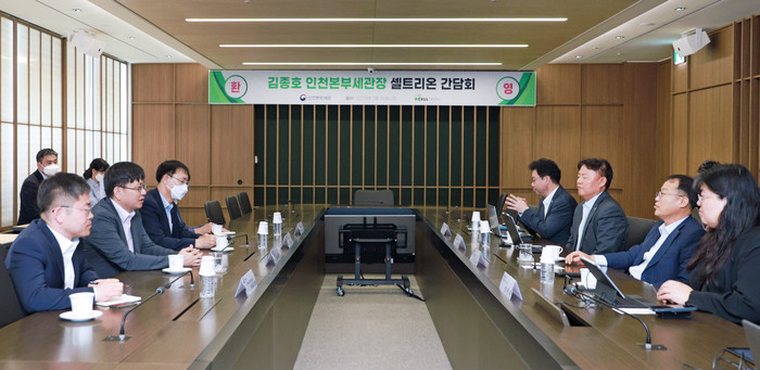 26일 김종호 인천본부세관장은 26일 인천 연수구 송도 바이오 의약품 제조·수출기업인 ㈜셀트리온(대표이사 기우성)을 방문하였다.