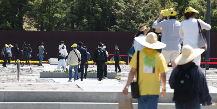 고(故) 노무현 전 대통령 서거 14주기인 지난 23일 오전 경남 김해시 진영읍 봉하마을 노 전 대통령 묘역에 시민 참배가 이어지고 있다.