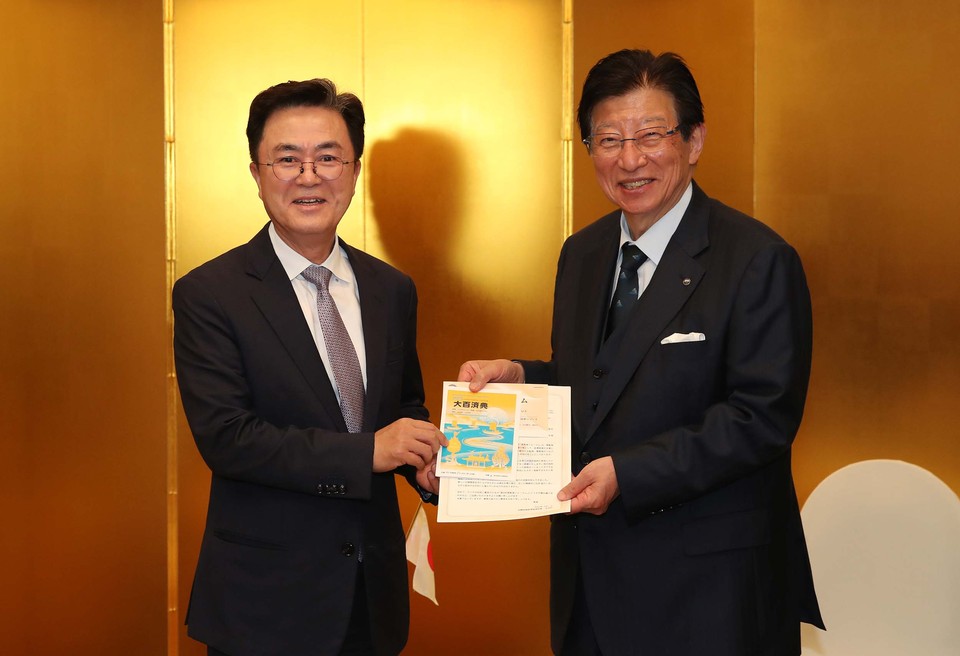 일본 출장 중인 김태흠 지사가 가와카츠 헤이타 시즈오카현 지사를 만나 대백제전과 환황해 포럼에 공식 초청했다.(사진=충남도청)