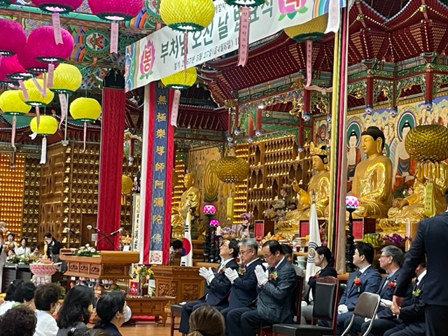 27일 불기 2567년 ‘부처님 오신 날’ 조일암 진해구청장이 지역 주요 사찰 봉축 법요식에 참석하고 있다.(사진=창원시)