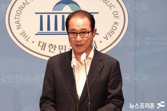 이성만 의원은 '검찰에서 증거인멸 정황을 확인했다고 한다'는 주장에 대해선 "제 핸드폰을 깠더니 카카오톡 문자 40만건, 50만건 나왔다고 한다. 그것이 어떻게 증거인멸이냐"라며 "한동훈 장관은 핸드폰(아이폰) 비밀번호를 안 알려줬지만 나는 있는 것 그대로 다 줬는데 무슨 증거를 인멸했다는 것이냐"고 강하게 반발한 바 있다. (사진=김정현 기자)