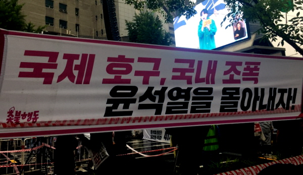 이성만 의원은 "범죄여부가 있으면 수사할 일이지. 언론을 통해서 불법적으로 의심되는 녹취록을 유출하고 그걸 공개 방송해서 작게는 가족을 파괴하고 좀 더 크게는 특정 정당을 왜곡하고 더 크겐 우리 국민을 분열시키고 있다"며 검찰의 언론플레이를 질타했다. 그는 "이런 정치기획쇼 우리 민주시민과 함께 꼭 분쇄해야 한다"고 목소릴 높였다. (사진=고승은 기자)