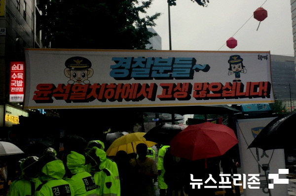 권영국 변호사는 "정치에 실패한 정부가 경찰권 동원해 국민의입에 재갈을 물리겠다는 것"이라며 "자유라는 말을 남발하면서 국민의 자유를 짓밟겠다고 한다. 자유는 국민의 자유인데 윤석열은 자유를 정권의 자유라고 알고 있는 자다. 윤석열은 대통령의 자격이 없다. 그 자리에서 내려오는 것이 대한민국의 미래를 위한 답"이라고 직격했다. (사진=고승은 기자)