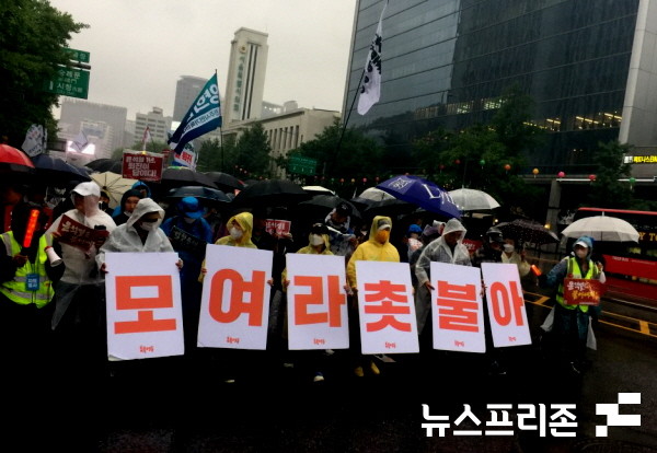 27일 오후 촛불행동 주최로 서울시청과 숭례문 사이 태평로 일대에서 ‘윤석열 퇴진, 김건희 특검' 41차 촛불대행진이 열렸다. 이 날은 오전에 보슬비가 내리다 오후 들어 빗줄기가 굵어졌음에도 우산을 들거나 우비를 입은 시민들이 약 5천명 가량 모였다. 이날 본집회 이후 행렬은 폭우 속에서도 시청에서 대학로가 있는 혜화역까지 4km 이상을 행진했다. (사진=고승은 기자)