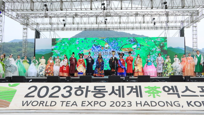‘2023하동세계차엑스포’ 제1행사장 주무대에서 열린 한복 패션쇼.(사진=하동군)
