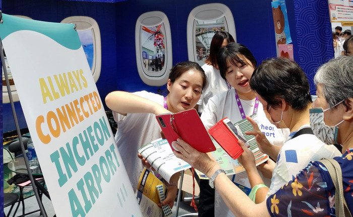 27일 대만 타이베이 세계무역센터에서 열린 2023타이베이국제관광박람회( TTE) 인천공항 부스에서 외국인 참가자들이 이벤트에 참여하고 있다. 