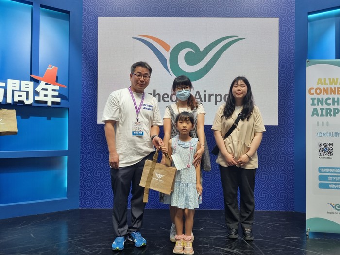 27일 대만 타이베이 세계무역센터에서 열린 2023타이베이국제관광박람회( TTE) 인천공항 부스에서 외국인 참가자들이 상품을 증정받고 있다.