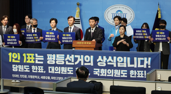 김용민 의원은 조응천 의원을 향해 "많이 부끄러우신 것인지 직접 사과하시면 되지 방송에서 한 사과를 찾아서 들으라고 하는 사과는 난생 처음 본다"라며 "마침 방송을 찾아보니 사과인지 잘 모르겠다"라고 했다. (사진=연합뉴스)