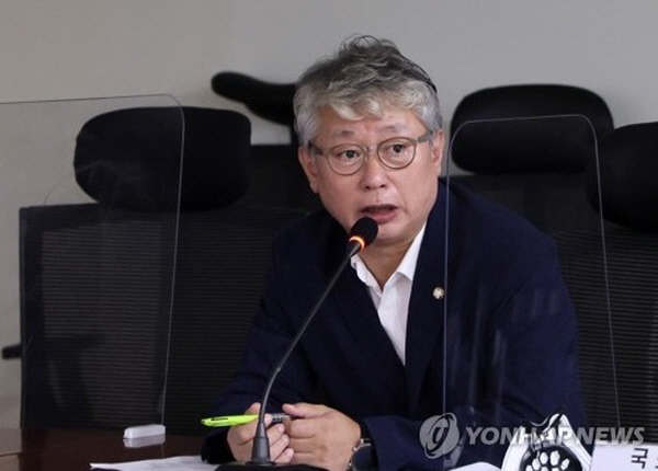 더불어민주당 내 개혁파인 김용민 의원은 30일 같은 당 검사출신 반개혁파 조응천 의원으로부터 "오늘 아주 이상한 사과를 들었다"라며 "사과를 받은 것이 아니라 들었다"라고 소개했다. 조응천 의원이 김용민 의원에게 사과를 해야하는 상황인데, 도리어 성을 내면서 방송에서 한 사과를 찾아 들으라고 한 것이다. (사진=연합뉴스)