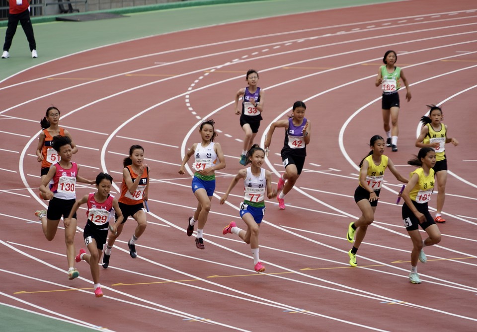 충남선발 학생들 400m 계주 경기 모습.(사진=충남교육청)