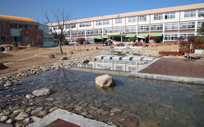 밀주초등학교 생태환경 미래학교 운동장.(사진=밀양시)